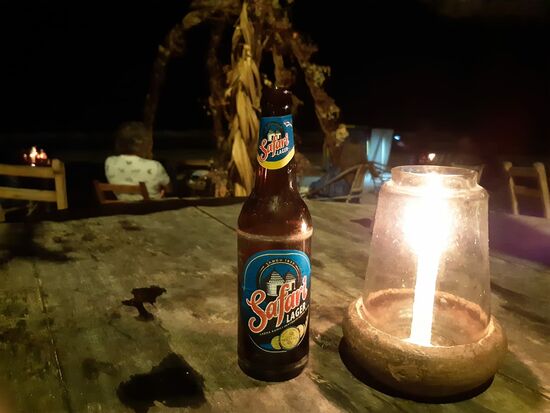 Bei einem Bier und Kerzenlicht, lassen wir den Tag nur wenige Meter vom Meer ausklingen.