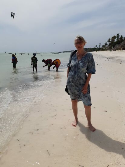 Die Frauen sammeln leere Flaschen und entfernen am Strand mit Sand und Wasser die Etiketten, um sie dann wieder zu verwenden.