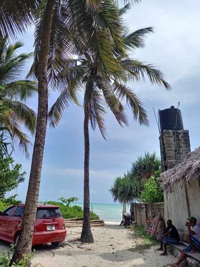 Schmale Pfade führen in das Dorf hinter den Hotels.