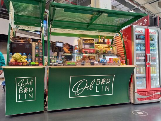 Am Airport erstmal einen Kaffee  