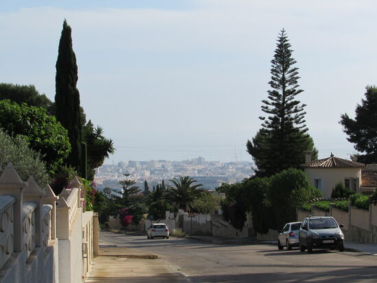 Blick auf die Stadt und das Meer.