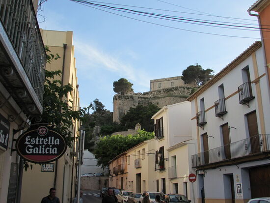 Etwas erhöht thront die Burganlage über die Gassen der Stadt.
