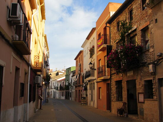 Typisch sind die teils extrem schmalen Häuser mit ihren kleinen Balkonen.
