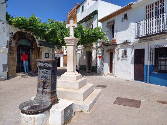 Der Brunnen ist noch in Betrieb. An einer Haustür entdecke ich das Jahr der Erbauung - 1840.