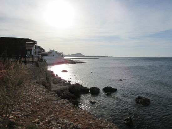 Direkt entlang der felsigen Küste schmiegen sich kleine Lokalitäten.