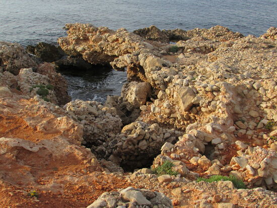 Die Felsen sind auf skurrile Weise zerklüftet.