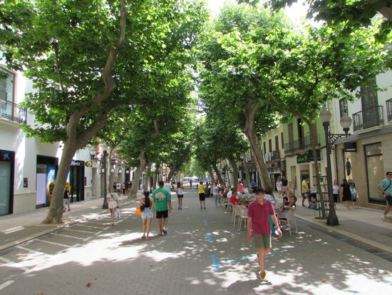 Bummel durch die Haupteinkaufsstraße von Denia