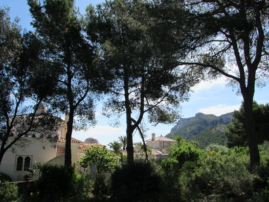 Wir wandern zunächst entlang der prächtigen Villen. Einige der Villen haben runde Türme. Diese sollen die Windmühlen symbolisieren, die hier einst in der Gegend gestanden haben.