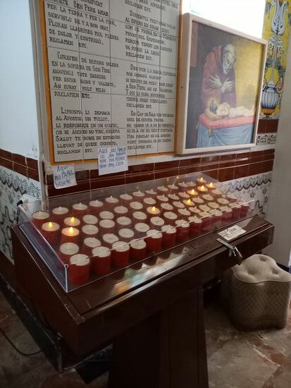 Zu meinem Erstaunen erleuchtet eine LED Kerze nachdem man einen Euro gezahlt hat.