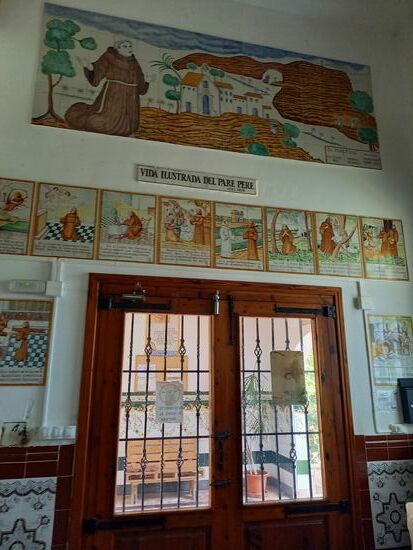 Die Kapelle ist mit unzähligen Kacheln mit biblischen Inhalt gestaltet.