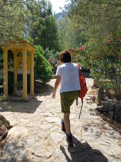 Hinter der Kapelle befindet sich ein Kreuzgang.