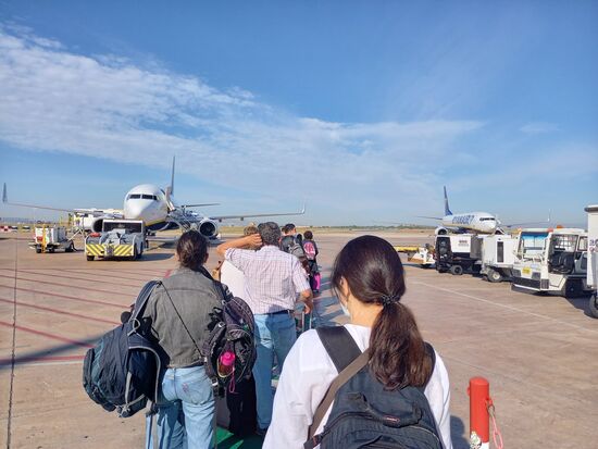 Der Flug sollte 9:35 Uhr starten. Das Boarding lief planmäßig,  doch dann saßen wir im Flieger und haben auf Starterlaubnis gewartet.  Mit über einer Stunde Verspätung ging es los.