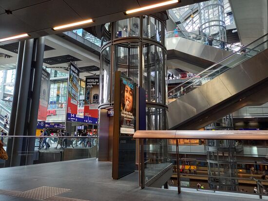 Egal - leckeres belegtes Brötchen erstanden, neues Bahnticket gekauft und weiter geht's Richtung Heimat 