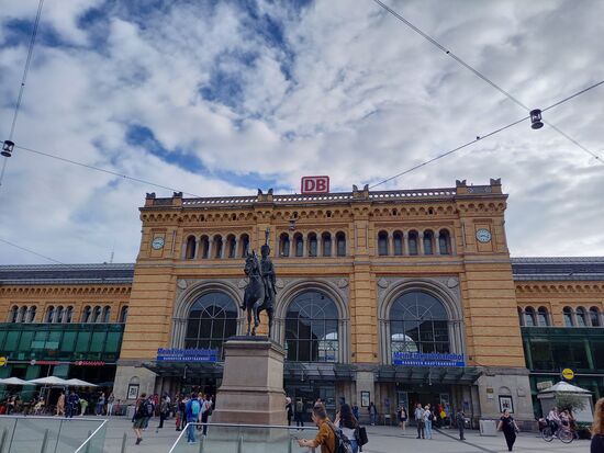 Erster Halt in Hannover  - kurz raus und Luft holen  - die FFP2 Maske nervt jetzt schon.