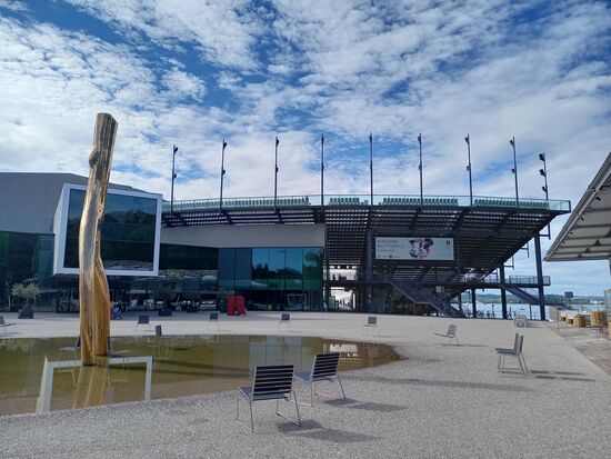 Die berühmte Bregenzer Frei Licht Bühne. Hier werden bekannte Opern aufwendig inszeniert. Dieses Jahr wird Madame Butterfly aufgeführt.