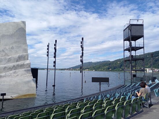 Sitze im Theater unter freien Himmel