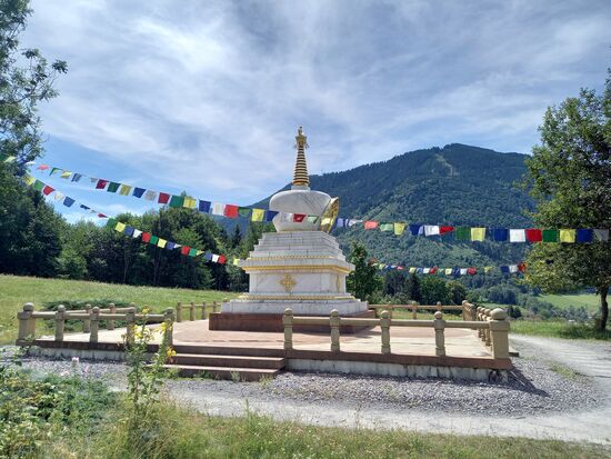 Stupas sind ein symbolischer Ausdruck des Geistes Buddhas. Ihnen wird nachgesagt, dass sie negative Energien beschwichtigen und positive Energien wie Frieden und Harmonie fördern.