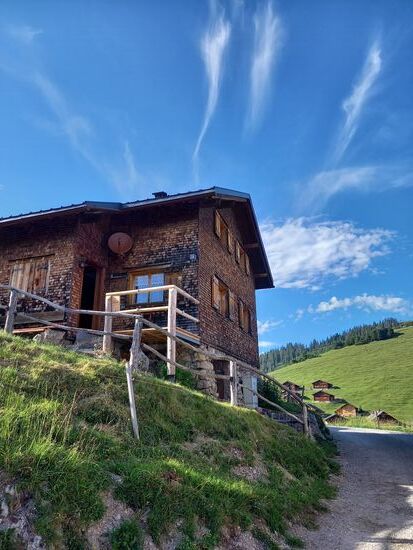 Die Almhütte ist ein idyllischer, friedlicher Ort um Ruhe zu finden.