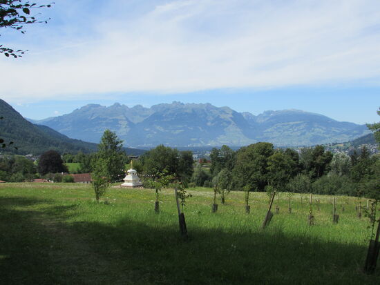 Wir wandern an der Stupa vorbei weiter aufwärts und genießen den Blick auf die Berge.
