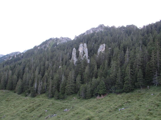 Da sind sie, die Felspyramiden.