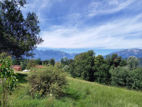 Blick von weiter oben auf das Kloster und die Berge.