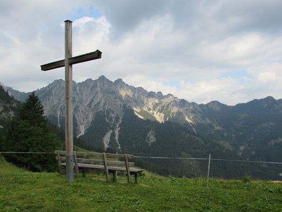 Gleich hinter der Kapelle befindet sich dieses Kreuz und eine schöne Aussicht.