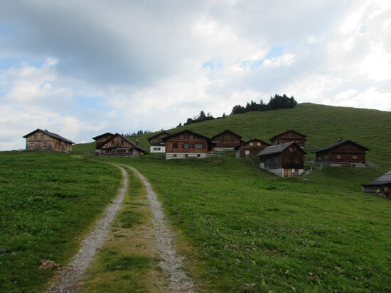 Entlang der Almhütten aufwärts