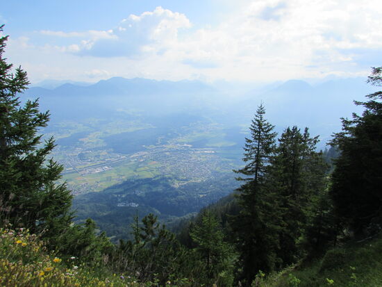 Es ist etwas verschleiert, aber trotzdem ist der Blick ins Tal sehr schön.