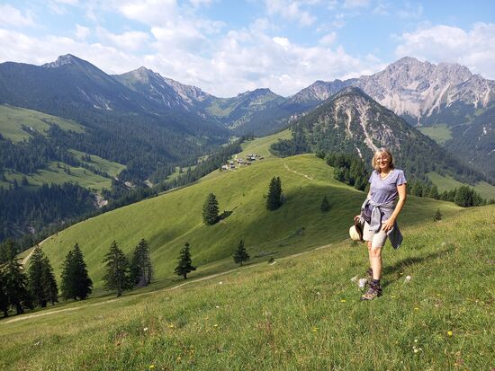 In der Ferne sind die Almhütten zu sehen.