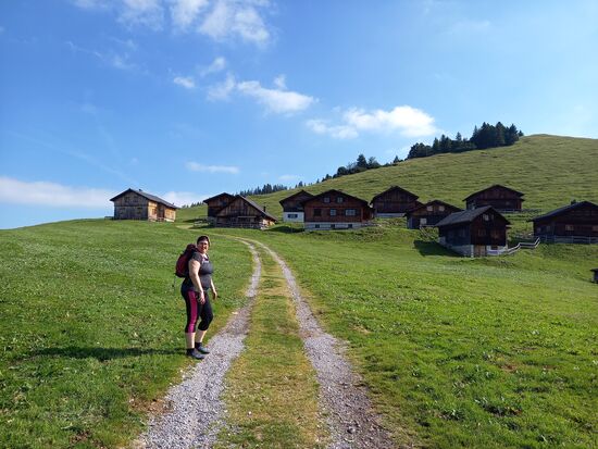 Wir starten wieder entlang der Almhütten