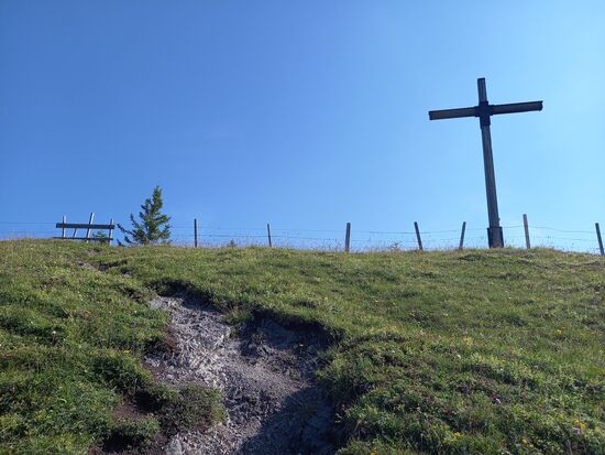 Das Gipfelkreuz ist greifbar nah.