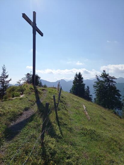 Von hier gehen wir dem Zaun entlang abwärts.
