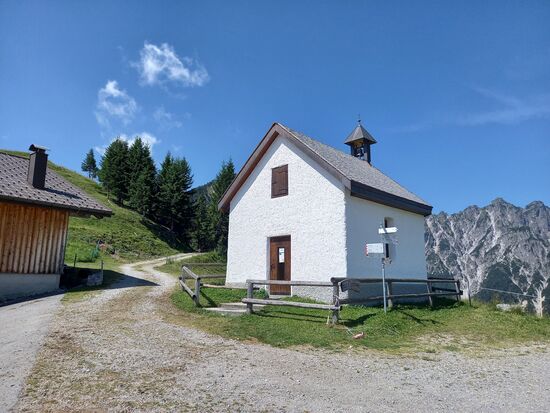 Schließlich sind wir wieder an der Kapelle und gehen links an ihr vorbei.  Wir wollen noch zu den schiefen Bäumen. Das ist auch ein Platz an dem Sylvia als Kind spielte.