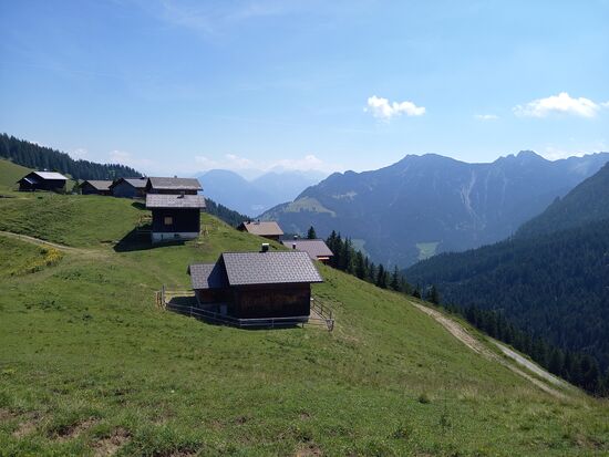 Wieder geht es an Hütten vorbei