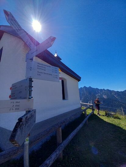 Auf dem Herrenweg marschieren wir nach Gurtis