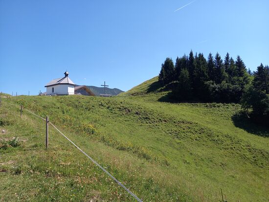 Einen Blick zurück auf die kleine Kapelle.