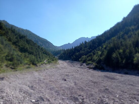 Unten angekommen durchqueren wir ein kleines Stück den ausgetrockneten Fluss.