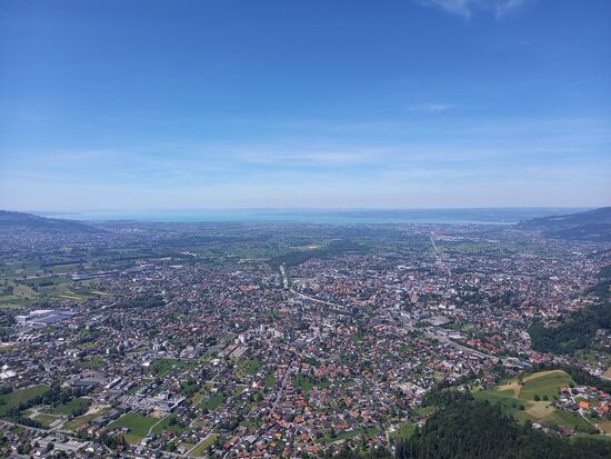 Blick auf Dornbirn und in der Ferne kann man den Bodensee erspähen.