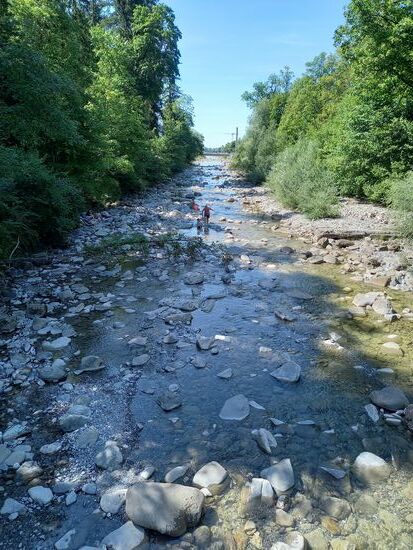 Im Tal nutzen die Menschen den Fluss für eine Abkühlung.