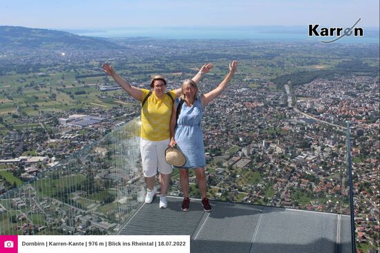 Toll gemacht, mit dem Fuß kann man in der Ecke eine Kamera auslösen 
Das Foto kann man kostenlos herunterladen - echt super Idee und ein schönes Andenken!