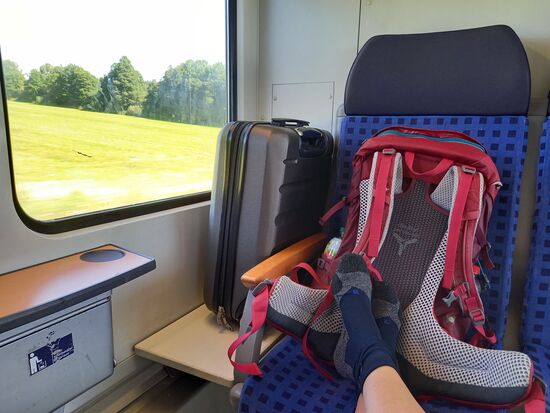 Die Bahnfahrt begann ganz entspannt - eine ganze Sitzgruppe für mich allein  