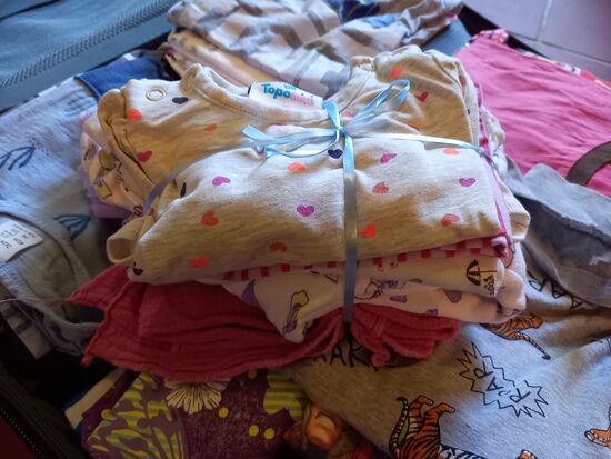 17 Erstlingspackete für Mütter mit ihren Neugeborenen