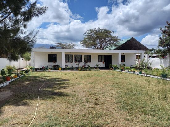 Das Gebäude und das Grundstück machen einen guten Eindruck.