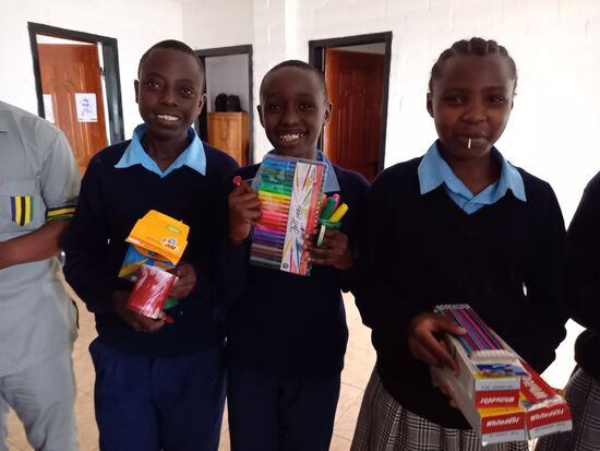 Die Kinder freuen sich über die Spenden!