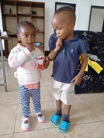 Lisa hatte ein paar Lollis dabei, da war die Freude riesengroß.