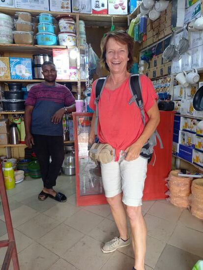 Corinna hat gut verhandelt und schließlich wandern Teller und Besteck in ihren Rucksack.