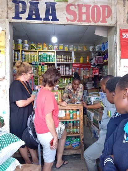 Natürlich nicht ohne viele Fragen der Muzungus  