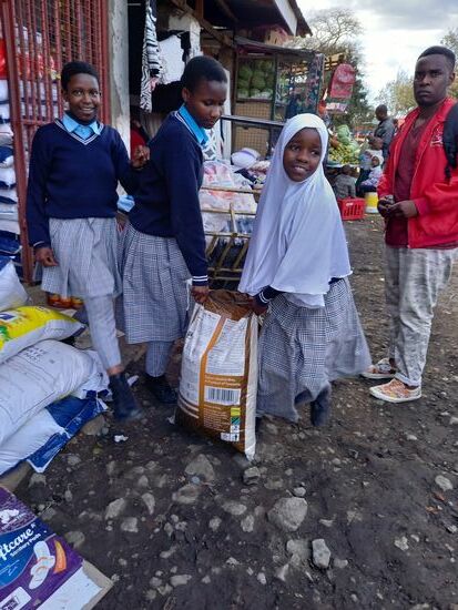 Alles wird sackweise gekauft und die Mädchen helfen beim verladen.