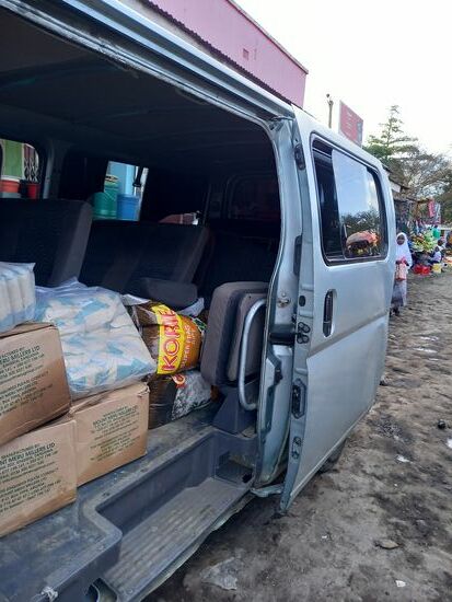 Da ist einiges an Reis, Bohnen, Zucker, Öl, Spagetti und Toast zusammen gekommen. Das alles hat ca. 250€ gekostet und reicht ca. einen Monat. Ich habe noch ein paar Orangen gekauft, denn Obst steht nur selten auf dem Speiseplan. Dabei kosten 20 Orangen gerade 4000TZS, das sind keine 2€. Für uns nicht viel Geld, aber für Einheimische oftmals zu teuer.