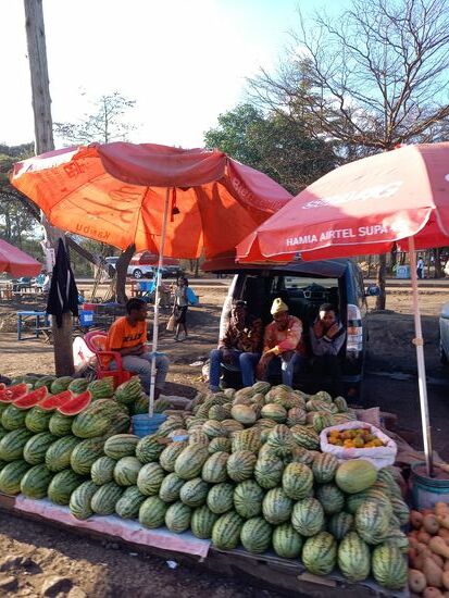 Wir fahren weiter, vorbei an vielen bunten Marktständen.
